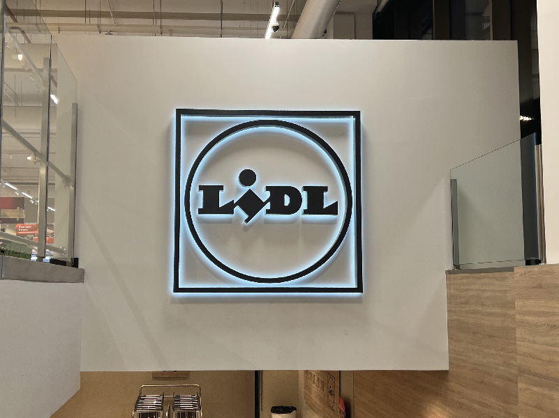 Logo Lidl retroiluminado fresado en metacrilato blanco y con vinilo negro